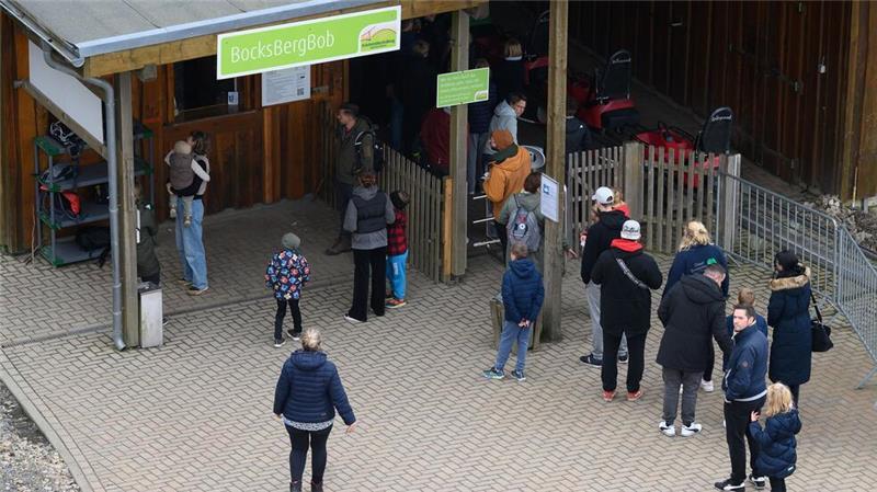 Ferienbilanz für Harz und Lüneburger Heide: Wo haben Urlauber gespart? Menschen stehen für eine Fahrt mit der Sommerrodelbahn Bocksbergbob in Hahnenklee.