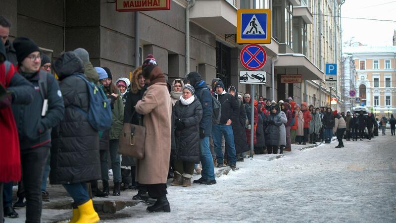 Risiko für Kreml? - Kriegsgegner will Putin herausfordern Menschen stehen in Moskau Schlange, um die Kandidatur von Boris Nadeschdin zu unterstützen.