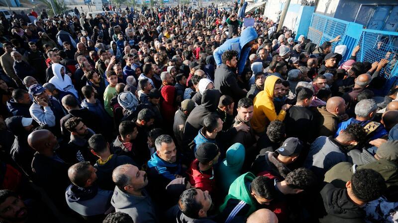 Medien: Israel will mehr Hilfe für Gaza zulassen Menschen stehen in der Stadt Dair El-Balah im Gazastreifen an, um Mehl zu erhalten, das von der UN verteilt wird.