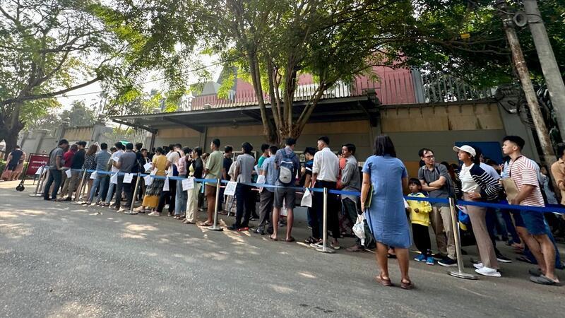Zum Wehrdienst gezwungen: Massenflucht aus Myanmar Menschen stehen vor der thailändischen Botschaft in Yangon in einer Schlange, um ein Visum zu erhalten.