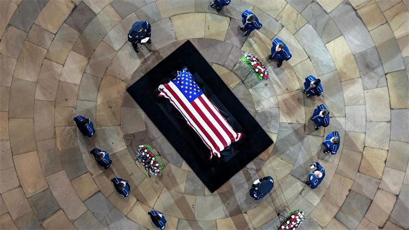 Menschen stehen während einer Gedenkfeier des US-Kongresses in der Rotunde des Kapitols in Washington neben dem Sarg von Senator Lindsey Graham.