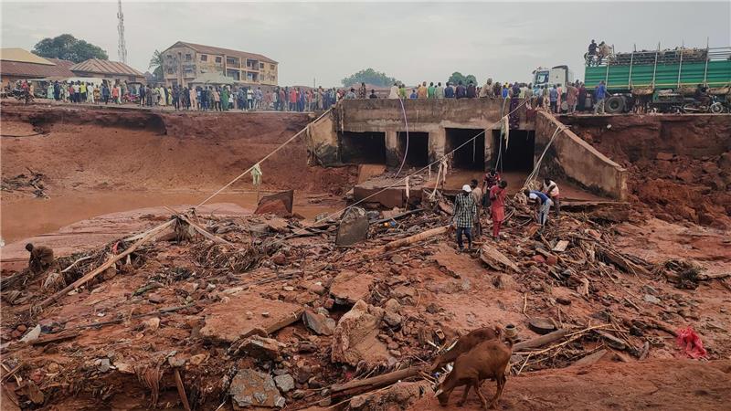 Zahl der entdeckten Fluttoten in Nigeria auf 150 gestiegen Menschen suchen in Mokwa noch Opfern der durch stundenlangen Regen ausgelösten Flut.