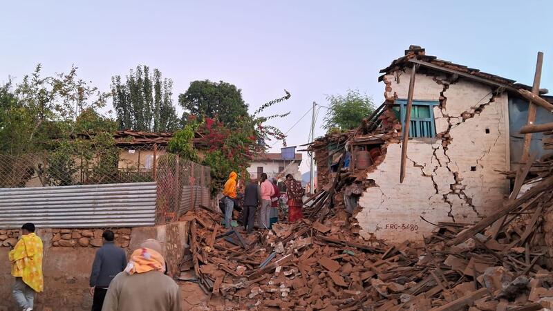 Nepal: Mindestens 157 Menschen bei Erdbeben gestorben Menschen suchen in den Trümmern nach ihren Habseligkeiten.