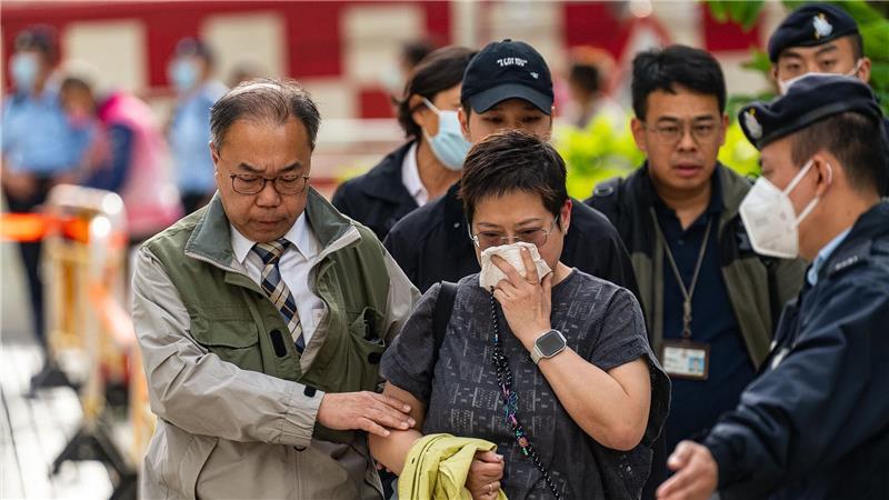 Ermittlungen nach Inferno in Hongkong - Opferzahl gestiegen Menschen suchten teilweise verzweifelt nach Angehörigen, zu denen sie keinen Kontakt hatten.