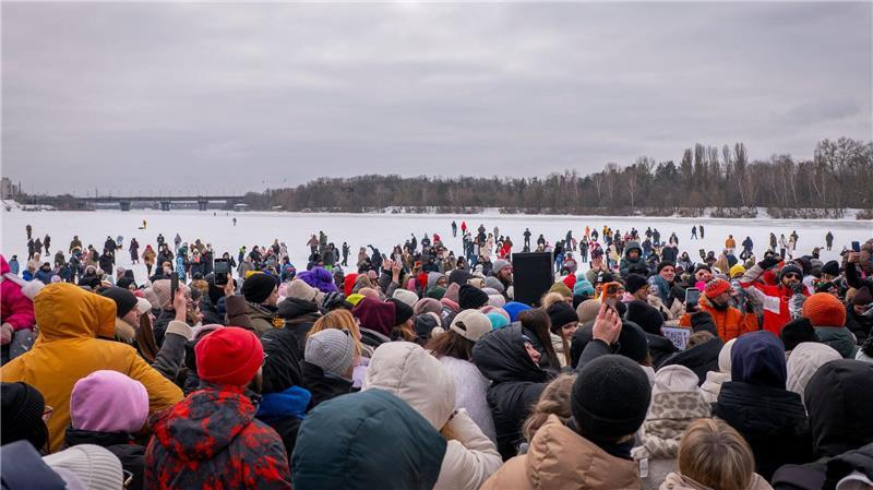 Menschen tanzen um einen DJ am Ufer des Flusses Dnipro in der Ukraine, um sich aufzuwärmen. Russlands Luftangriffe auf das Energiesystem machen, dass viele Ukrainer ohne Heizung sind.