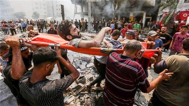 Menschen tragen einen Mann, der bei einem israelischen Luftangriff in Gaza verletzt wurde.