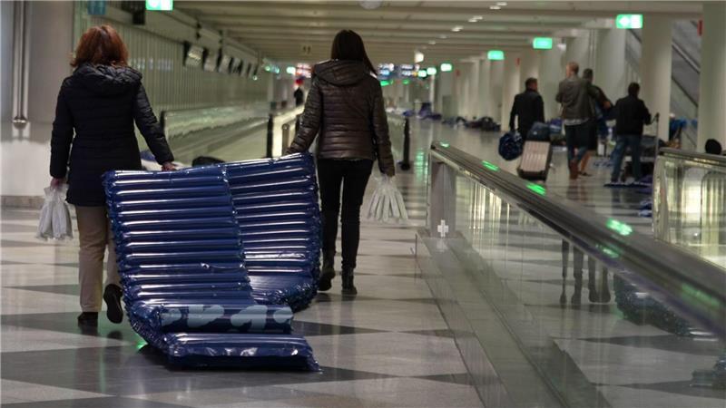 Bilder des Tages Menschen tragen nach möglichen Drohnensichtungen am Flughafen München Luftmatratzen.