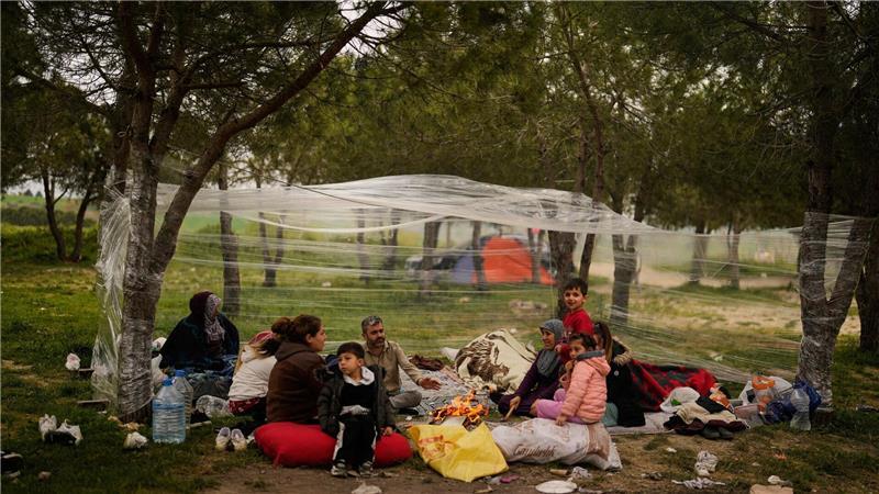 Istanbul: Nachbeben versetzen Bevölkerung weiter in Unruhe Menschen trauen sich weiterhin nicht zurück in ihre Gebäude