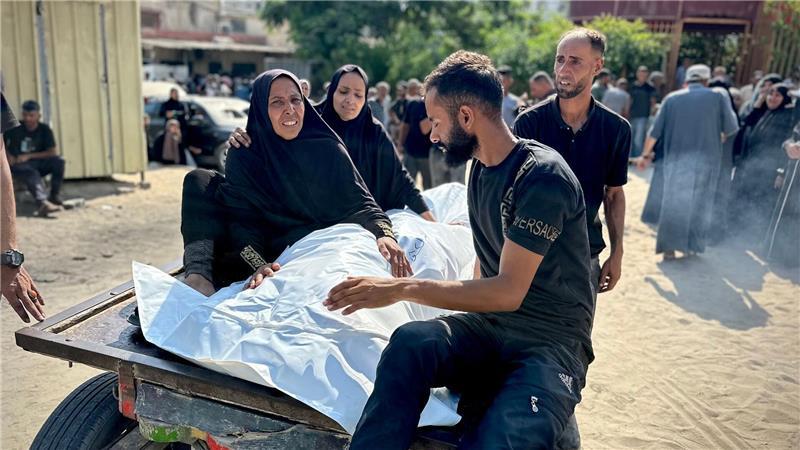 Menschen trauern, als die Leichen von Palästinensern, die bei einem israelischen Angriff auf Behelfszelte getötet wurden, in das Al-Nasser-Krankenhaus in Chan Junis, Gaza, gebracht werden.