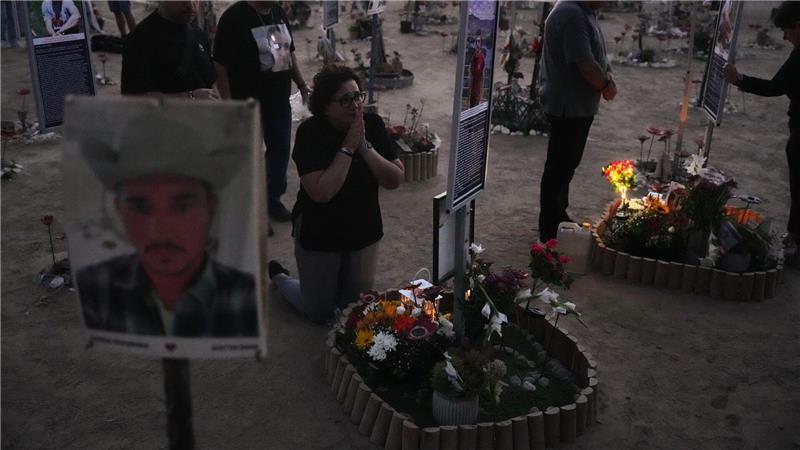 Menschen trauern am Jahrestag am Ort des Nova-Musikfestivals. Die terroristische Hamas hatte das Fest angegriffen, Hunderte Menschen getötet und viele weitere in den Gazastreifen verschleppt. 