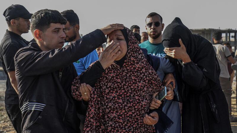 Menschen trauern in Rafah im Gazastreifen um Angehörige, die bei einem israelischen Luftangriff auf ihr Haus getötet wurden.