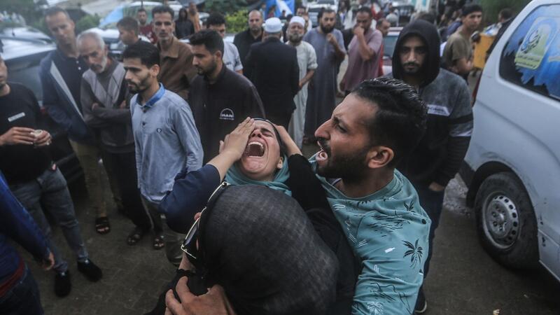 Zwei-Staaten-Lösung: Warum hat es bisher nie geklappt? Menschen trauern in der Nähe der Leichenhalle des Nasser-Krankenhauses, um die Opfer eines israelischen Bombardements.