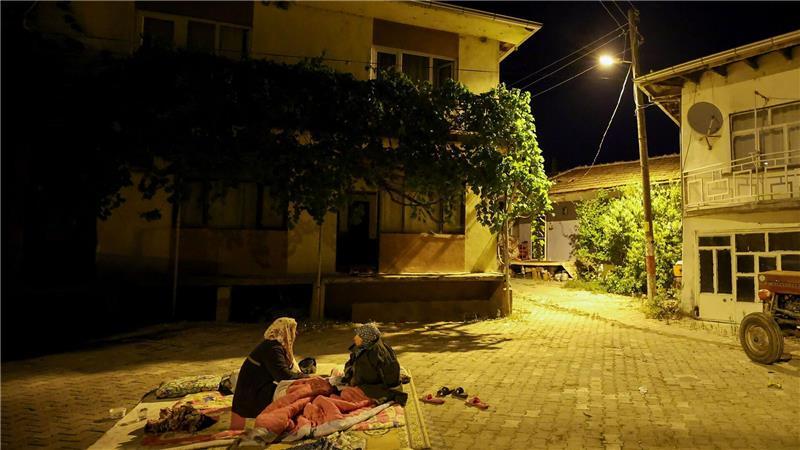 Hunderte Nachbeben in der Westtürkei - Festnahmen Menschen übernachten aus Angst vor Nachbeben im Freien