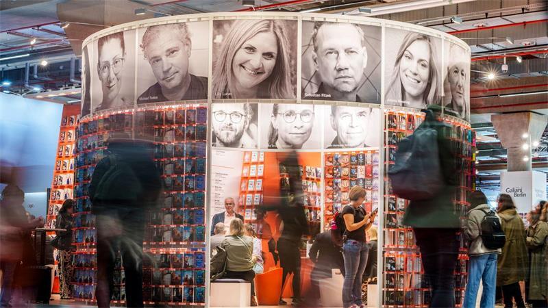 Menschen umströmen den Messestand der Verlagsgruppe Droemer Knaur auf der 78. Frankfurter Buchmesse. 