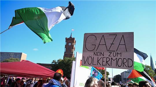 Menschen versammeln sich am Neptunbrunnen zu einem Demonstrationsmarsch und einer Kundgebung für Gaza. 