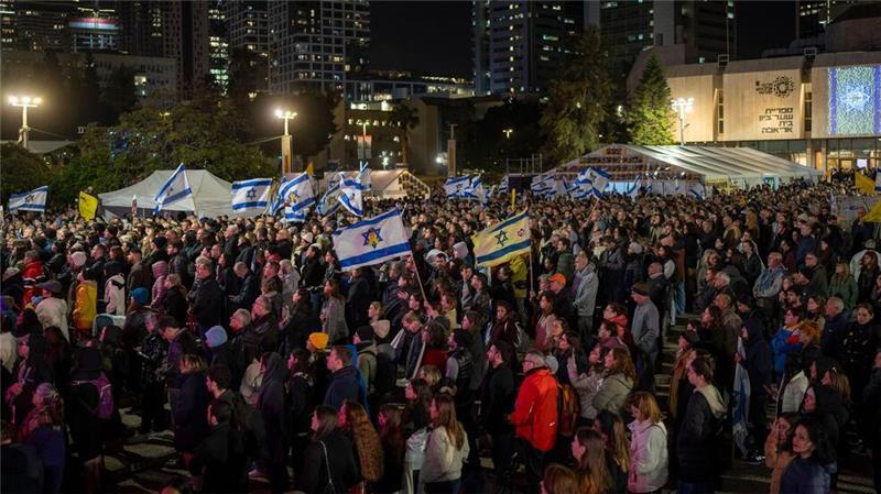 Menschen versammeln sich auf dem so genannten Geiselplatz in Tel Aviv - Stunden, nachdem die Leichen von vier israelischen Geiseln von militanten palästinensischen Gruppen in Gaza an Israel übergeben wurden.
