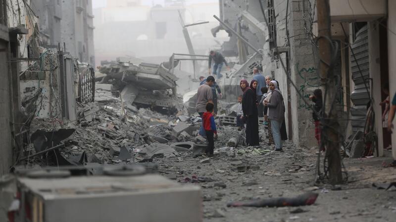 Israel kündigt „sofortige“ Aufstockung von Gaza-Hilfe an Menschen versammeln sich auf den Trümmern eines zerstörten Gebäudes nach einem Luftangriff im Flüchtlingslager Maghazi im Zentrum des Gazastreifens.