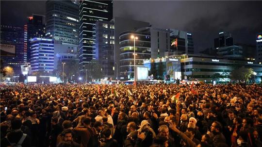 Menschen versammeln sich aus Solidarität mit den Palästinensern vor dem israelischen Konsulat in Istanbul.