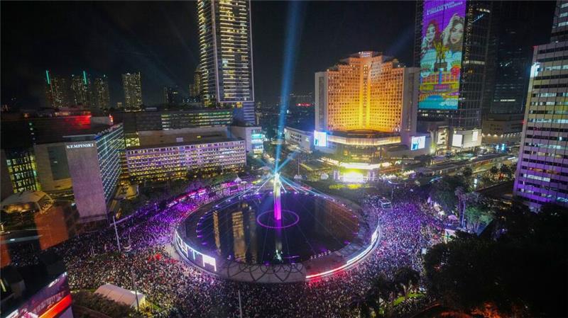 Warten auf das Jahr 2025 - Viele Länder haben schon gefeiert Menschen versammeln sich in der Silvesternacht im Hauptgeschäftsviertel in Jakarta.