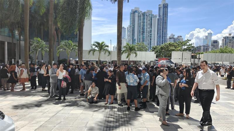 Panama hebt Tsunami-Warnung nach schweren Erdbeben auf Menschen versammeln sich nach dem schweren Beben im Freien.