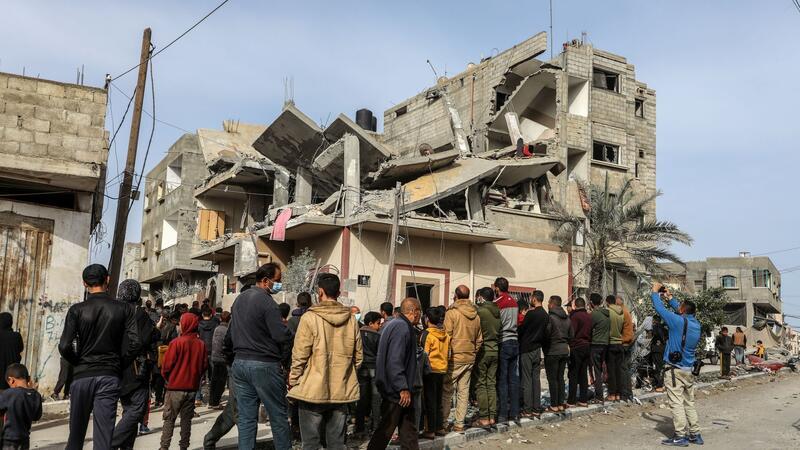Netanjahu: Abgesagter USA-Besuch war Signal an Hamas Menschen versammeln sich nach einem israelischen Luftangriff in Rafah um das zerstörte Haus einer Familie.