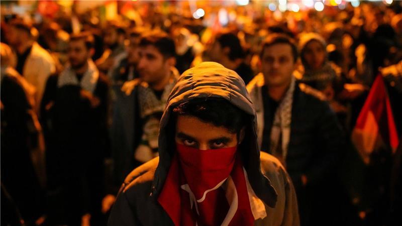 Bilder des Tages Menschen versammeln sich vor dem israelischen Konsulat in Istanbul während eines Protestes gegen das Abfangen der Global Sumud Flottilla.