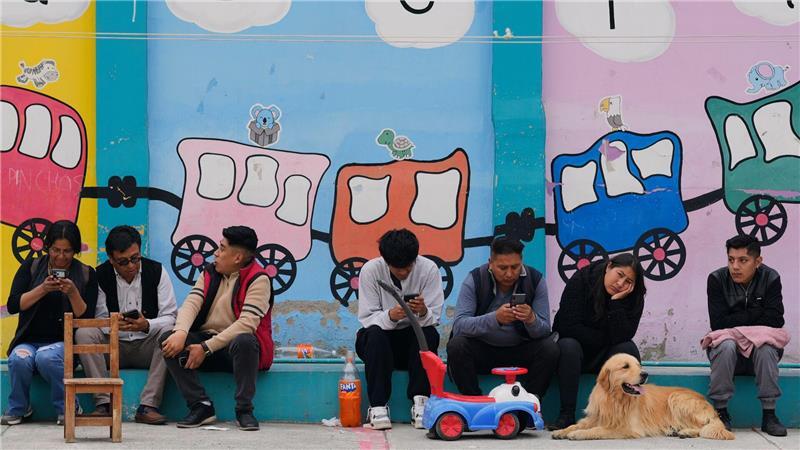 Menschen versammeln sich vor einem Wahllokal in La Paz, um nach Schließung der Wahllokale auf die Ergebnisse der Präsidentschaftswahlen in Bolivien zu warten.