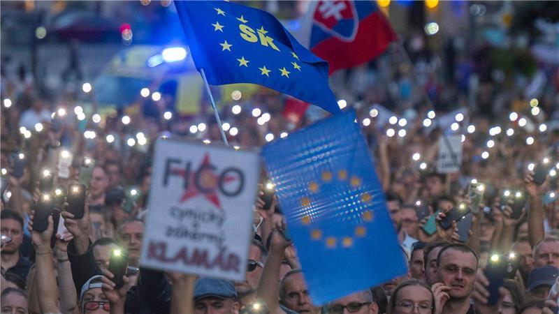 Menschen versammeln sich während einer Demonstration in Bratislava.