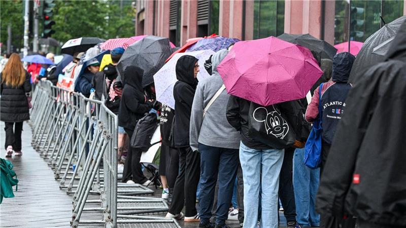 Ansturm auf Deutschlands ersten Labubu-Laden in Berlin Menschen warten am Einkaufszentrum Alexa auf die Eröffnung des ersten Labubu-Stores Deutschlands.