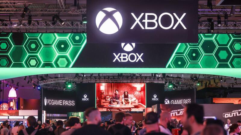 Menschen warten vor dem Gamescom-Stand von Microsoft Xbox.