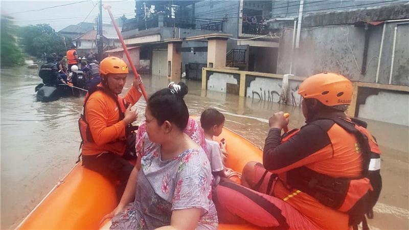 Tote bei Fluten auf Bali – Urlauber mit Booten gerettet Menschen wurden mit Schlauchbooten gerettet.