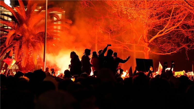 Menschen zünden Fackeln an und protestieren gegen die Verhaftung des Istanbuler Bürgermeisters Ekrem Imamoglu.