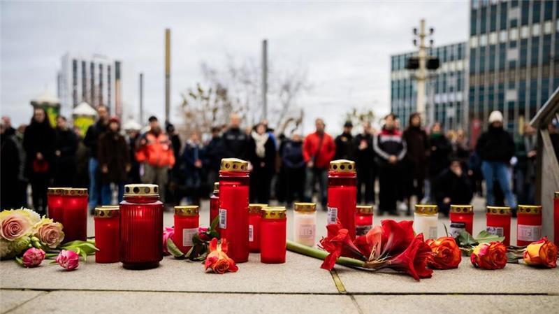 Hunderte gedenken der Opfer nach Todesfahrt von Magdeburg Menschen zünden Kerzen an und legen Blumen nieder.