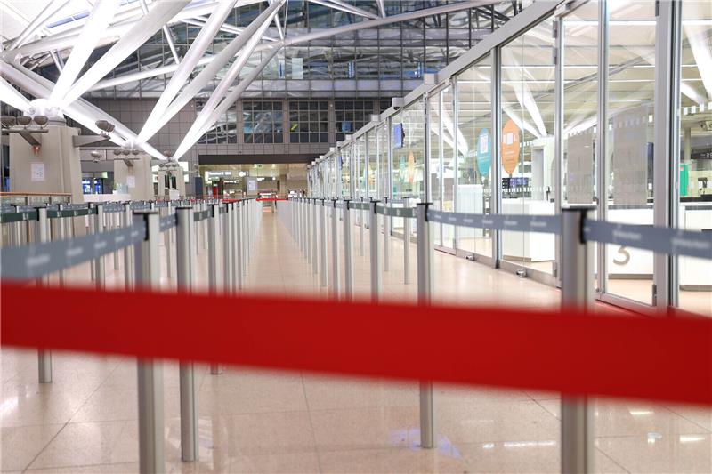 Menschenleer ist die Sicherheitskontrolle im Flughafen Hamburg. Foto: Christian Charisius/dpa