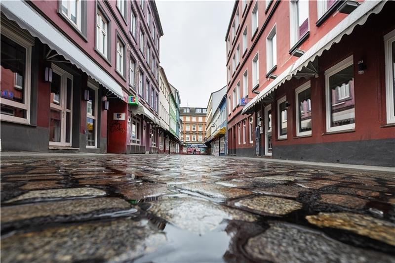 Menschenleer ist die legendäre Herbertstraße auf St. Pauli in Hamburg. Prostitution bleibt in Hamburg untersagt. Foto: Perrey/dpa