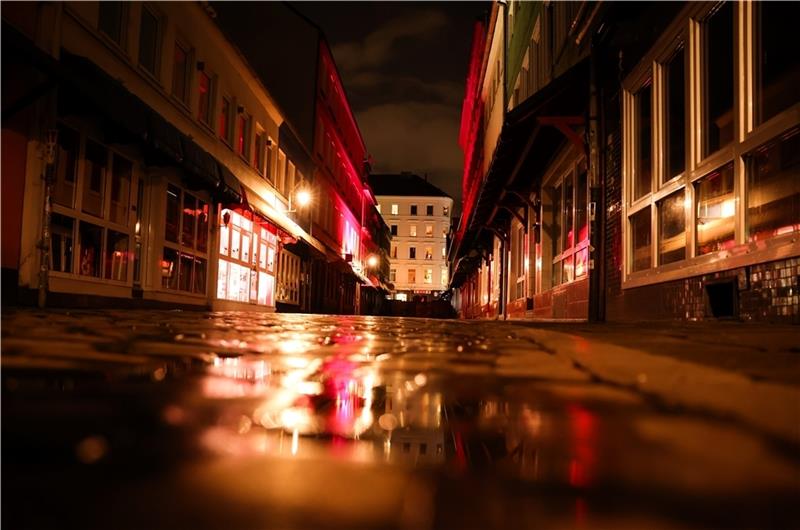 Menschenleer und nahezu unbeleuchtet ist die legendäre Herbertstraße im Rotlichtviertel an der Reeperbahn auf St. Pauli. Mit dem ersten Lockdown am 15. März 2020 beschloss der Senat, dass Bars, Clubs, Kneipen und Bordelle schließen müssen. 