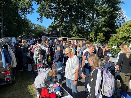 Menschenmassen drängten sich am Sonntag in Reith an den rund 350 Flohmarktständen. Foto: Ahrens