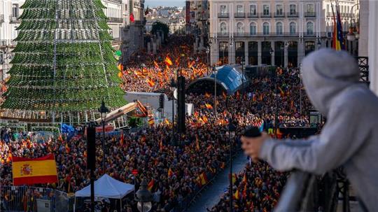 Menschenmengen versammeln sich in Madrid auf der zentralen Puerta del Sol während einer Demonstration der konservativen spanischen Volkspartei gegen die geplante Amnestie für alle von der Justiz zwischen 2012 und 2023 verfolgten „Catalanistas“.