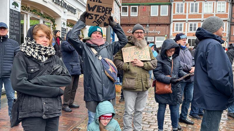 Demo in Stade: 600 Stimmen gegen Rechtsextremismus Menschenrechte und Demokratie sind für alle drei Generationen der Stader Familie Saul ein Thema, für das sie sich lautstark engagieren.