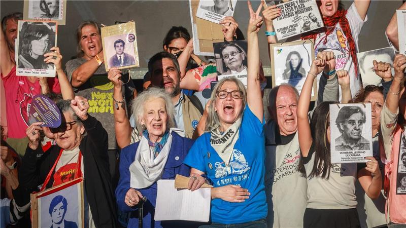 Menschenrechtsorganisationen nehmen an einer Kundgebung zum 50. Jahrestag des zivil-militärischen Staatsstreichs in Argentinien teil.