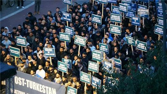 Menschenrechtsorganisationen werfen der chinesischen Regierung seit Jahren vor, Hunderttausende Uiguren in Umerziehungslagern festzuhalten (Symbolbild).