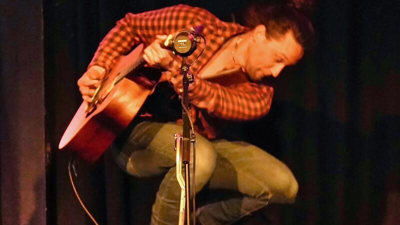 „Bunte Aussichten“: Mense spielt im Horneburger Eis-Café Dante Mense veröffentlichte 2021 sein erstes eigenes Album „Joy in Solitude“.