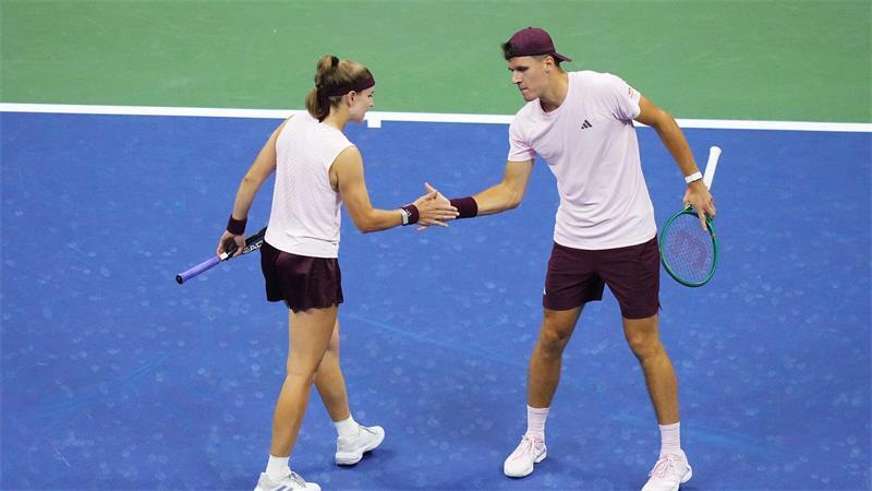 Mensik (rechts) und Muchova dominierten den ersten Satz und holen im Tiebreak den Titel.