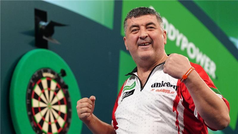 Mensur Suljovic kündigt gegen Topfavorit Littler volle Offensive an. (Archivbild)