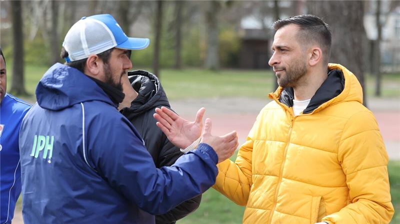 Es ist amtlich: Cuxhaven hat einen neuen Fußballverein Mentor Grapci, Trainer und Vorsitzender des FC Eintracht Cuxhaven, und Daniel Gonzalez, Trainer beim Grodener SV, haben in den vergangenen Wochen viele Gespräche geführt, um die beiden Fußball-Abteilungen in den FC Cuxhaven zu verschmelzen. Foto: Lütt