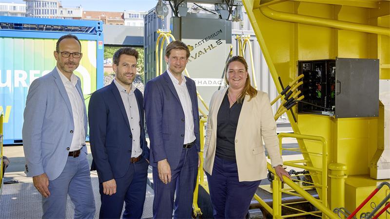 Mentz Rehder (Business Unit General Manager bei Actemium, dem Generalunternehmer des Projekts), Martin Lobmeyer (HADAG-Vorstand), Staatsrat Martin Bill (Behörde für Verkehr und Mobilitätswende) und Tanja Cohrt (HADAG-Vorständin) auf der Grasbrook bei der feierlichen Einweihung der neuen Ladeinfrastruktur (von links).