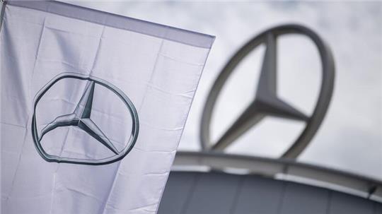 Mercedes-Benz beschäftigt bei den konzerneigenen Niederlassungen etwa 8000 Menschen in rund 80 Betrieben.
