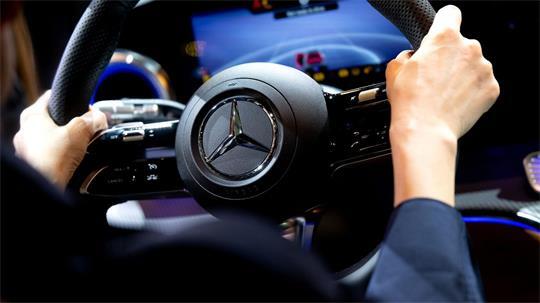 Mercedes-Benz macht mehr Gewinn nach magerem Vorjahresquartal. (Archivbild)