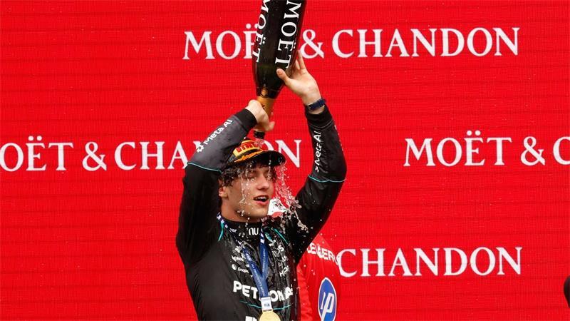 Mercedes-Pilot Andrea Kimi Antonelli feiert seinen Sieg beim Grand Prix von Belgien mit einer Champagnerdusche