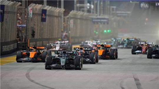 Mercedes-Pilot George Russell (M) verteidigte Platz eins am Start.